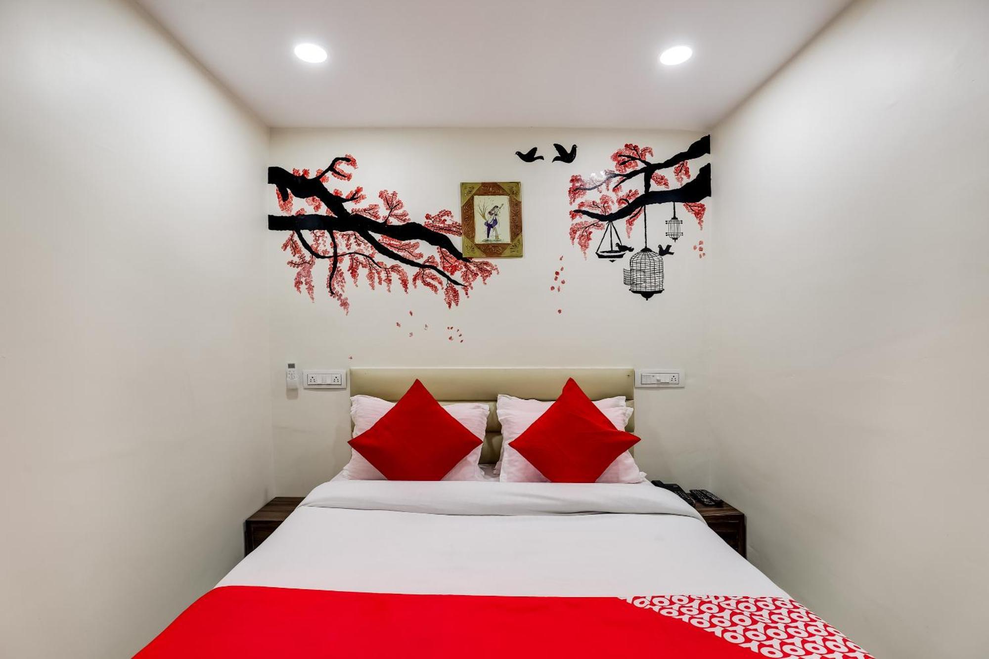 Collection O Hotel Alice Ахмедабад Екстериор снимка